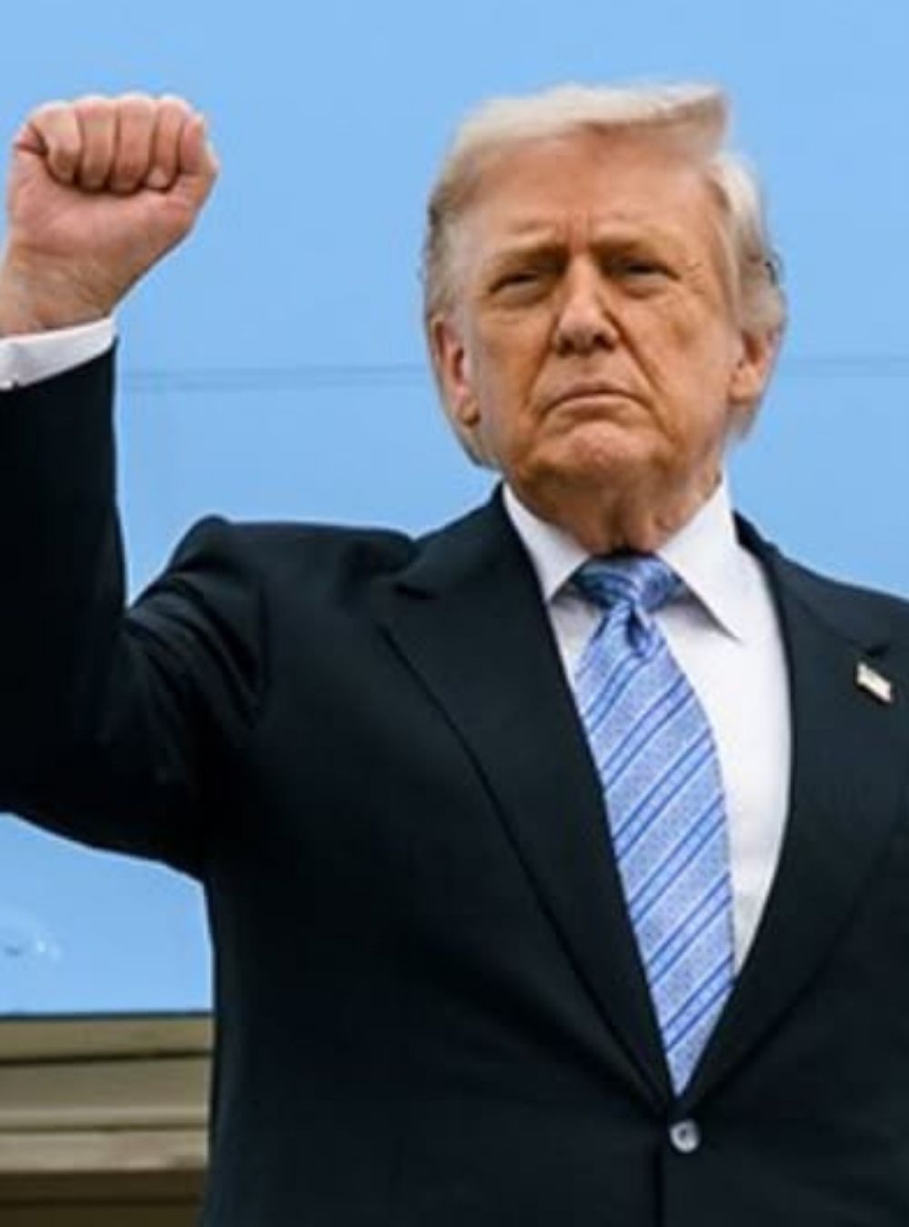 E oficial: Trump trimite armată în…Vezi mai mult