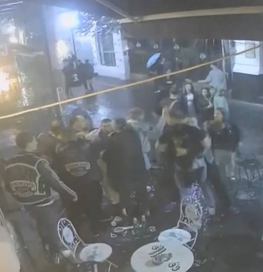 Bătaie ca în Vestul Sălbatic între ucraineni și români în… Vezi mai mult