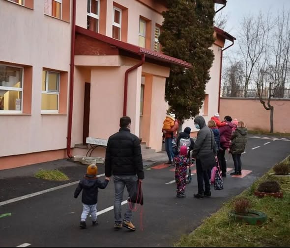 ALERTĂ epidemiologică la școală! Aproape 100 de elevi au..