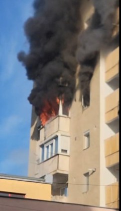ARDE blocul! Pompierii intervin DE URGENȚĂ în …Vezi mai mult