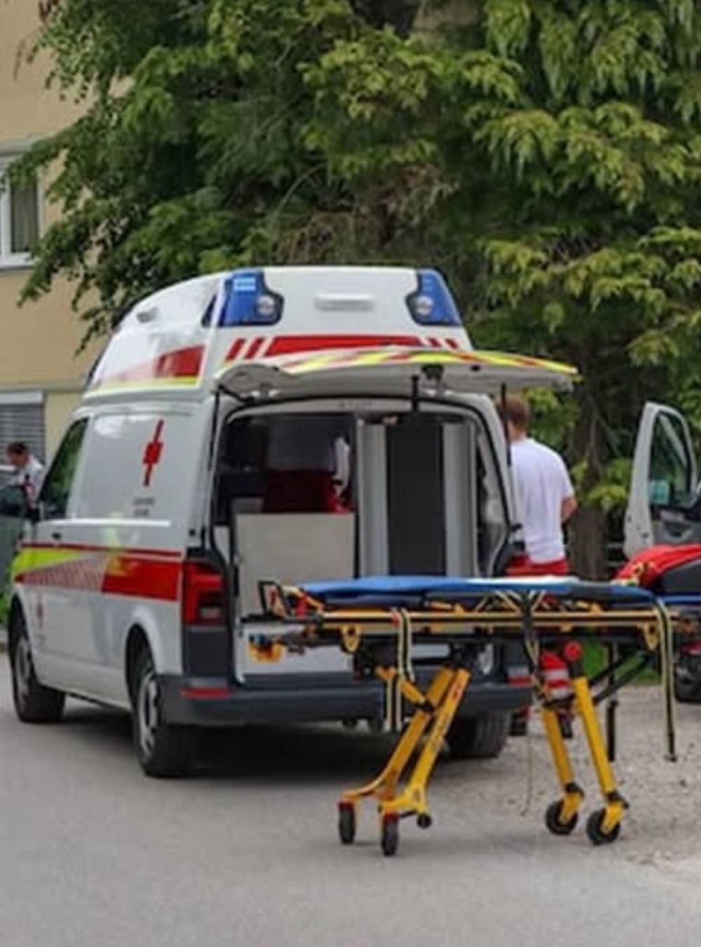 Doi români, răniți grav după ce au căzut de la 8 metri de pe o clădire din A…Vezi mai mult