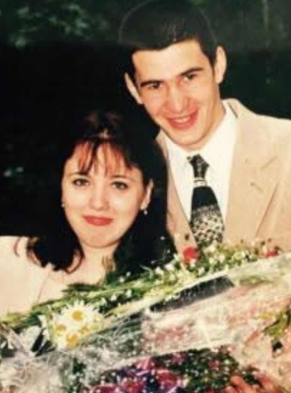 Îl recunoști? Azi e una dintre cele mai cunoscute voci ale României, aici e cu iubirea vieții lui, pornind de la lingură și furculiță…