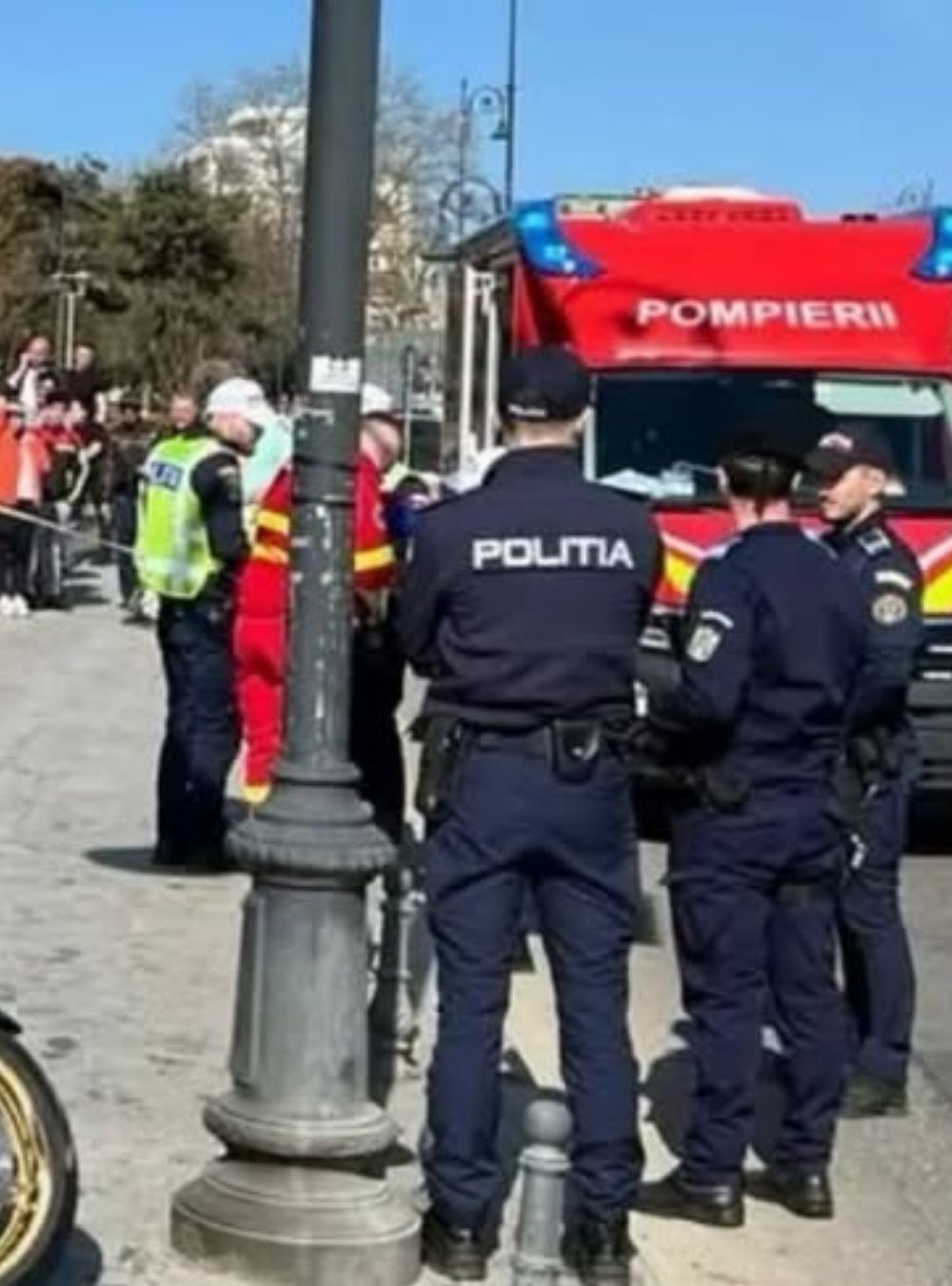 Și-a găsit sfârșitul chiar pe stradă, după ce s-a înecat cu m…
