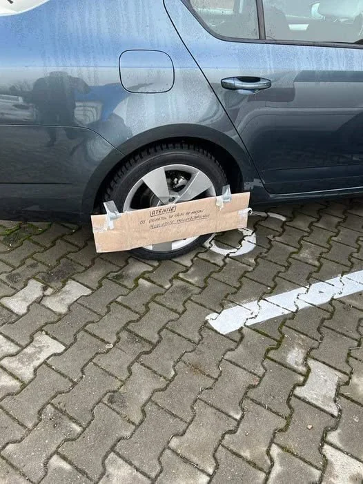 Mesajul prins de roata unei mașini a devenit viral. Ce le cere șoferul trecătorilor