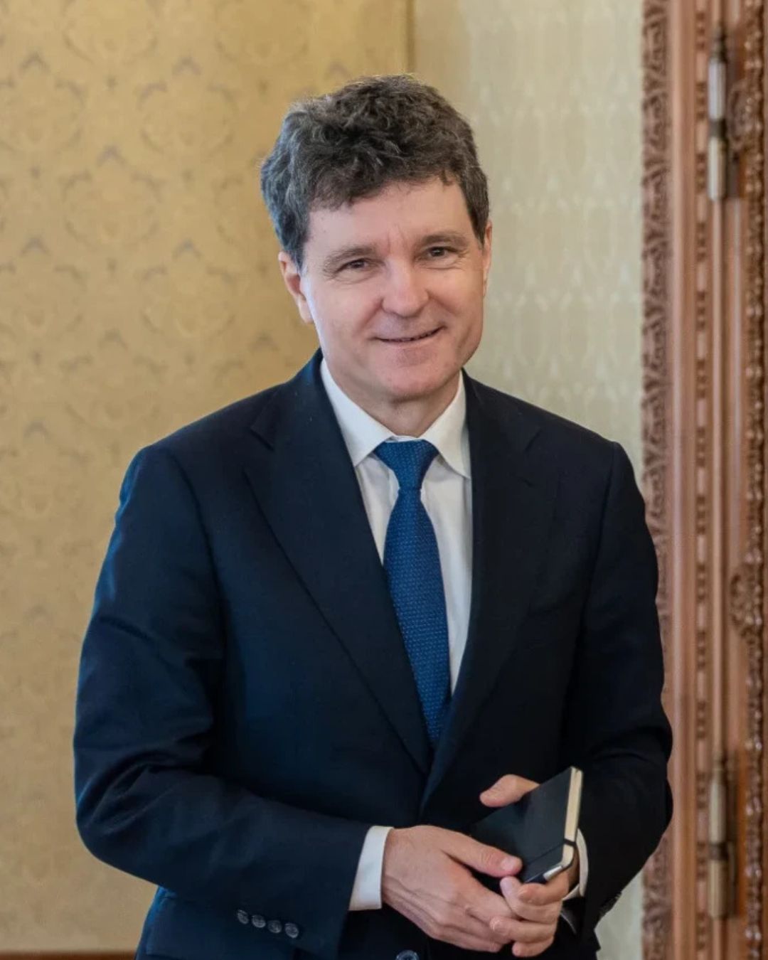 Secretul din carnețelul pe care Nicușor Dan îl poartă peste tot