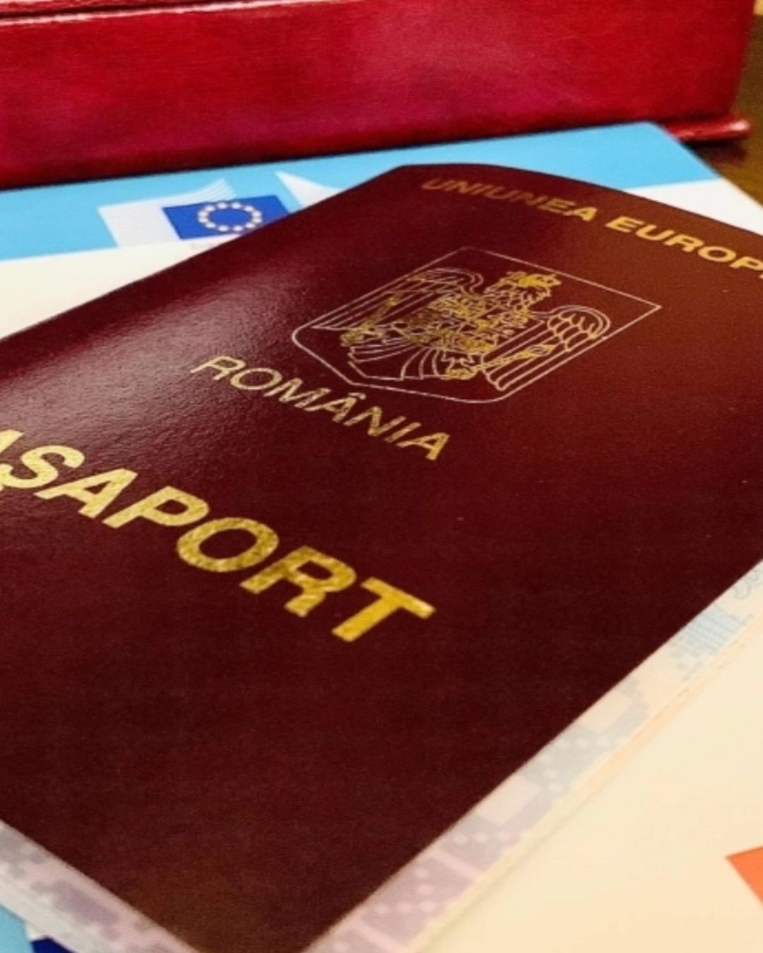 Pașaportul românesc urcă în topul mondial. Românii pot călători în