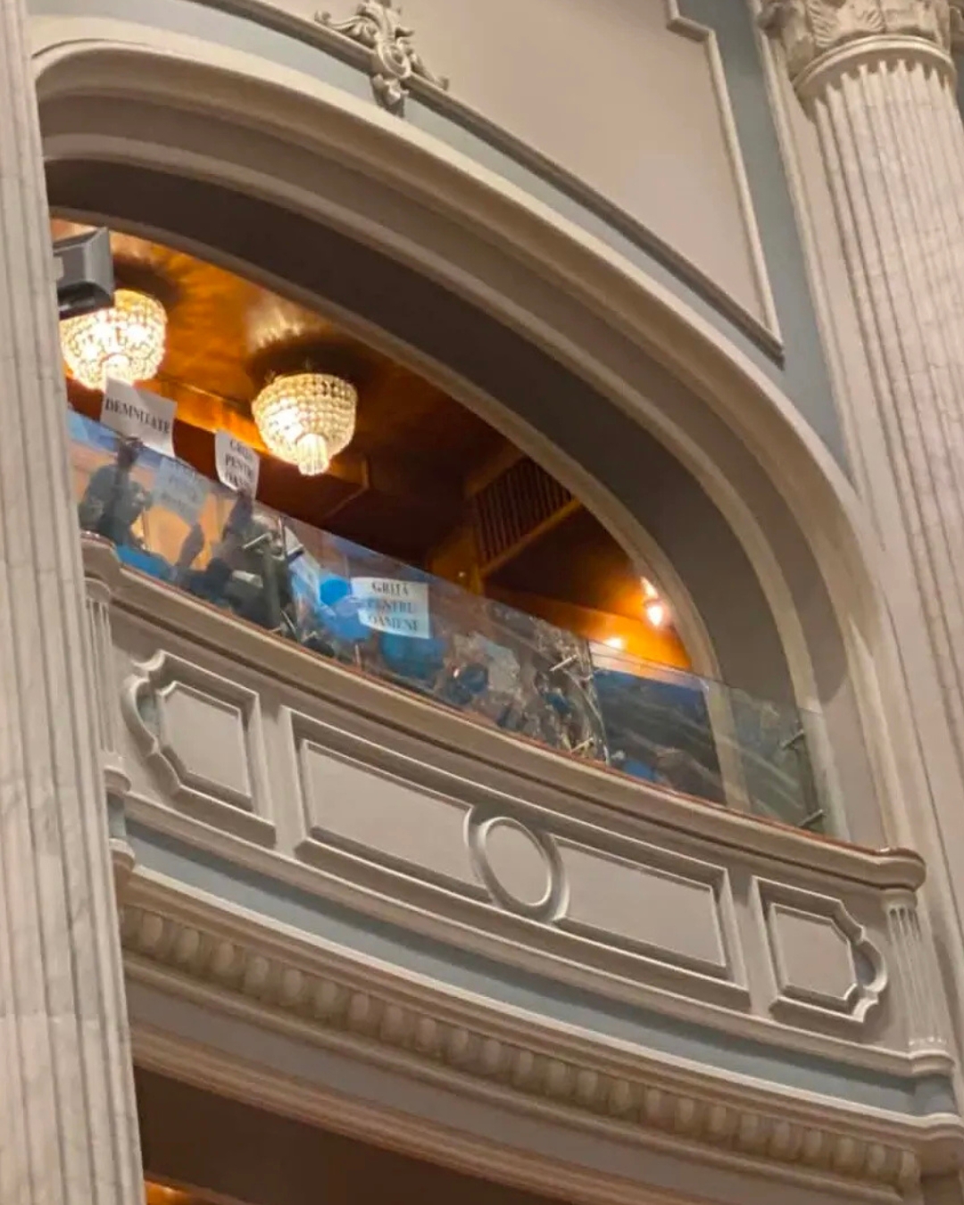 În plină grevă generală, medicii au ajuns în Parlament!